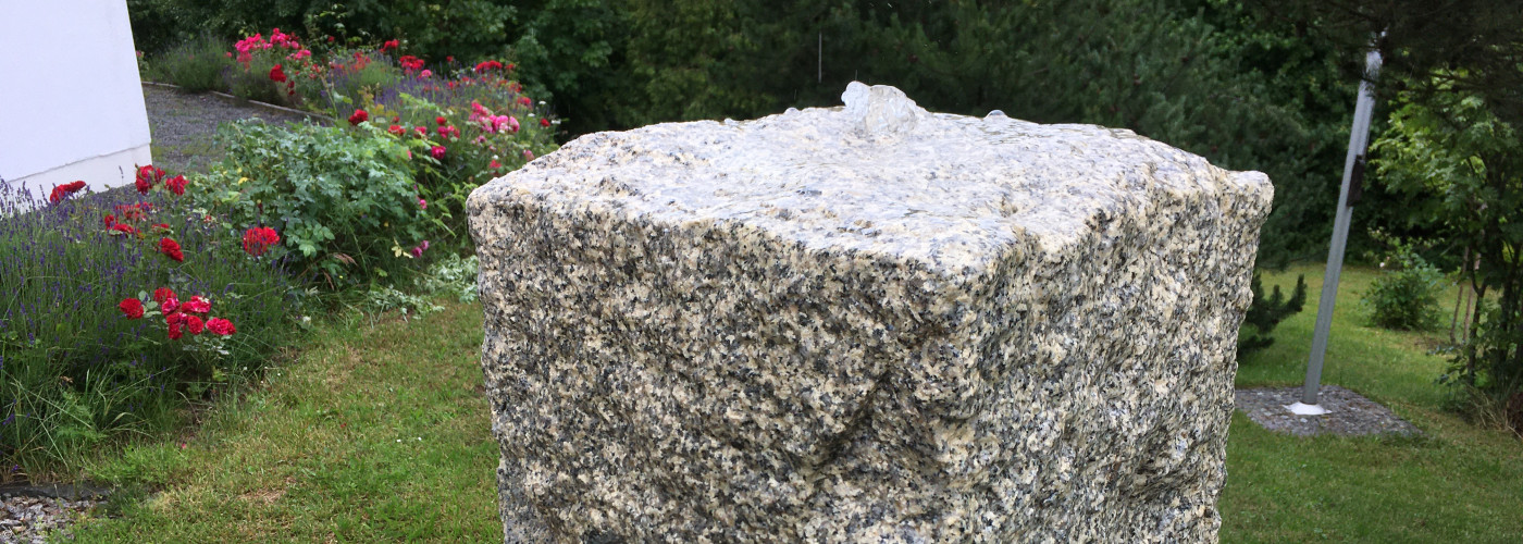 Taufbrunnen im Freien vor der Lutherkirche