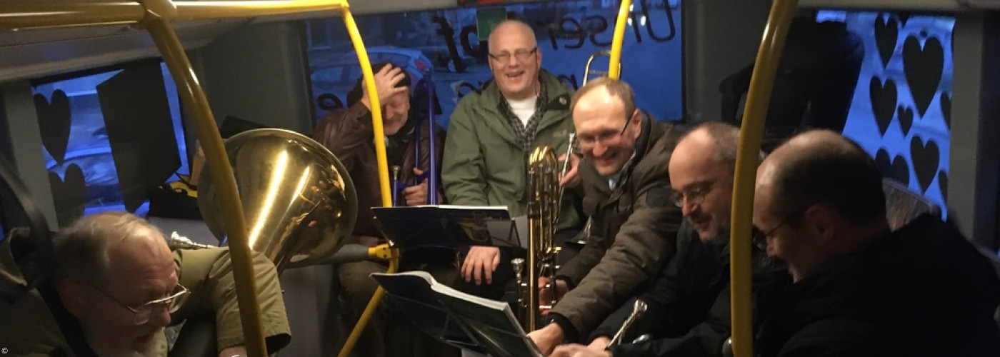 Zum Auftakt des Fastentickets spielt der Posaunenchor im Bus