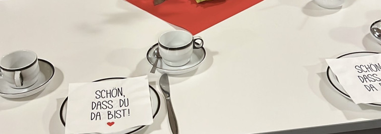 Frauenfruehstueck-gedeckter Tisch-schoen-dass-du-da-bist