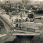 Die ersten Mauersteine auf dem Fundament werden gesetzt.