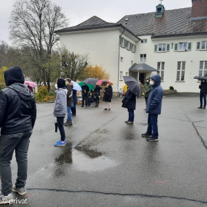 Open Air Gottesdienst am Sonntag Kantate, 2.5.2021 - Gemeinde mit Sicherheitsabstand